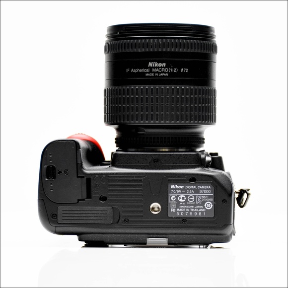 NIKON D7000 BODY (16.2MP) + Accessories - Shutter Count 2,713 - Picture 5 of 16